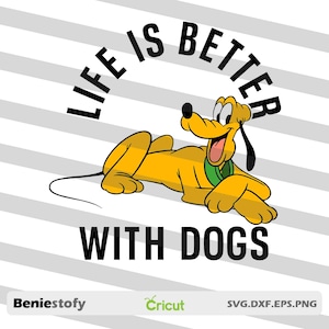 Könnte beinhalten: Ein gelber Comic-Hund mit grünem Halsband, der mit herausgestreckter Zunge liegt. Der Text "Life is better with dogs" ist in Schwarz über dem Hund geschrieben.