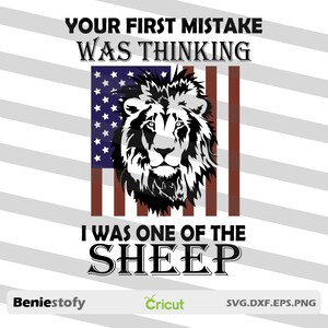 Pode incluir: Um design gráfico com a cabeça de um leão sobreposta a uma bandeira americana. O texto diz: "SEU PRIMEIRO ERRO FOI PENSAR QUE EU ERA UMA DAS OVELHAS."
