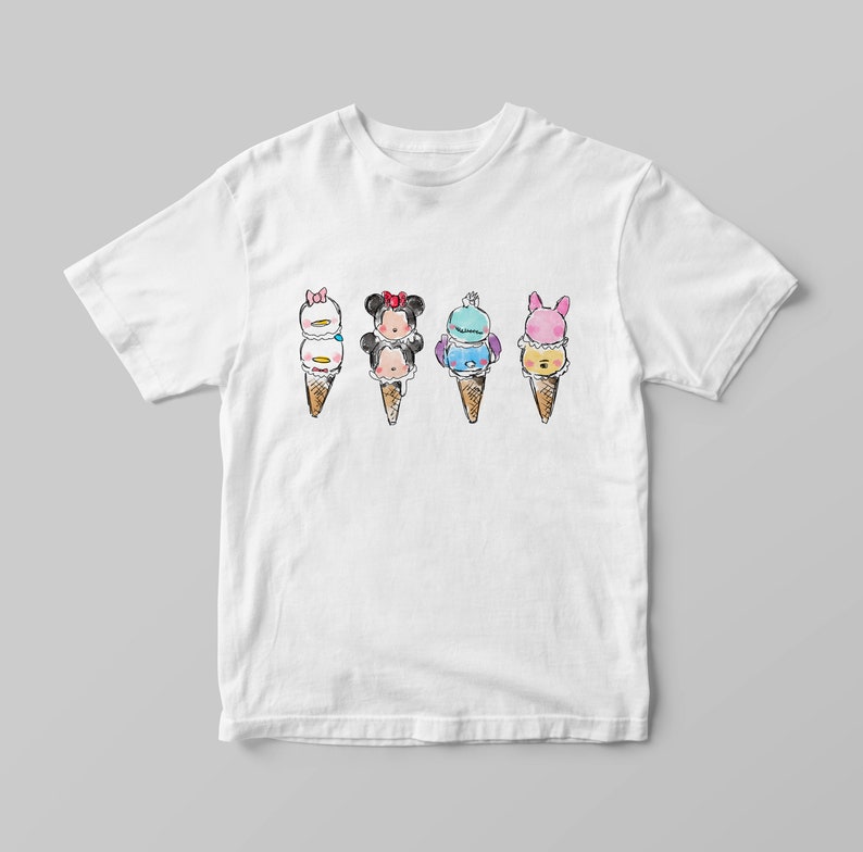 Puede incluir: Camiseta blanca con un gr&aacute;fico de cuatro personajes de Disney, cada uno en un cono de helado. Los personajes est&aacute;n vestidos como bolas de helado, con una combinaci&oacute;n de colores rosa, azul, amarillo y blanco.
