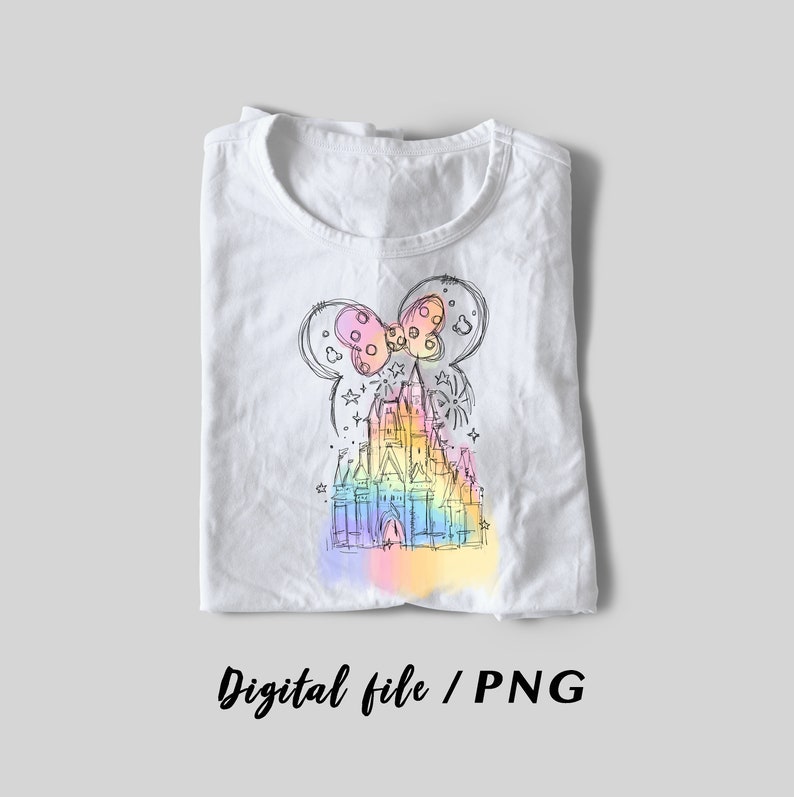 Peut inclure: Un t-shirt blanc avec un motif aquarelle arc-en-ciel du ch&acirc;teau de Cendrillon avec des oreilles de Mickey Mouse et un n&oelig;ud sur le dessus. Le motif est de style croquis.