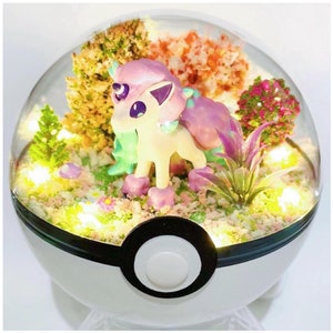 Handgefertigtes Terrarium Diorama Pokeball Terrarium Terrarium Terrarium Diorama Pokemon Pokeball Bauble Pflanzer Vorschlag Terrainium Geburtstags-Einladungskarte Jubiläum Vatertag