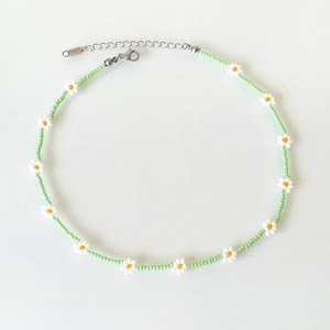 Beaded daisy necklace | Flower necklace | Beaded jewelry | Dainty necklace | Handmade | Seed bead choker | Dainty jewelry | Gift | Aesthetic