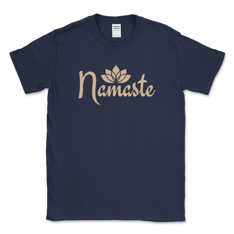 K&ouml;nnte beinhalten: Marineblaues T-Shirt mit dem Wort "Namaste" in beigefarbener Schrift, gekr&ouml;nt von einem Lotusbl&uuml;ten-Design. Das kurz&auml;rmelige Rundhals-T-Shirt ist perfekt f&uuml;r den Alltag.