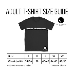 Peut inclure: Un tableau des tailles pour t-shirts adultes avec des mesures en pouces. Le tableau indique la taille de la poitrine en pouces pour chaque taille&nbsp;: S (34/36), M (38), L (40/42), XL (44/46), XXL (48/50). Le tableau comprend &eacute;galement le texte "Measurements are in inches" et "Tolerance 1 in +/-".