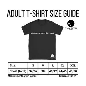 K&ouml;nnte beinhalten: Schwarzes T-Shirt mit Gr&ouml;&szlig;entabelle. Die Tabelle zeigt Brustumfang-Ma&szlig;e in Zoll f&uuml;r die Gr&ouml;&szlig;en S bis XXL. Der Text "Measure around the chest" steht &uuml;ber dem Shirt. Das Markenlogo ist sichtbar. Der Text "ADULT T-SHIRT SIZE GUIDE" steht oben.