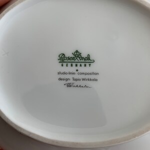 K&ouml;nnte beinhalten: Eine wei&szlig;e Keramiksch&uuml;ssel mit einem gr&uuml;nen Logo, das "Rosenthal Germany" lautet, und dem Text "studio-linie: composition design: Tapio Wirkkala Wirkkala".