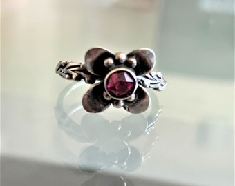 Vintage Sterling Silber 875 Floral Ring Kleine Sterling Blume Ring mit Roter Kristall Made in UdSSR 1980er Jahre