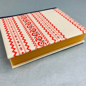 Caja de almacenamiento de fotos soviéticas vintage Caja de tesoros de cartón Caja en forma de libro con motivos étnicos decorados Cubierta época soviética Souvenir
