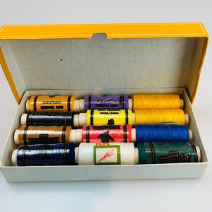 ensemble en polyester vintage de 12 bobines en carton de fil multicolore