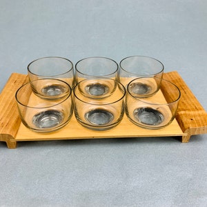Vintage Glas Holz Halter Set von 6 Schnühner Gläsern Set von Aufnahmen mit Holztablett Made in the UDSSR 1980er Jahre