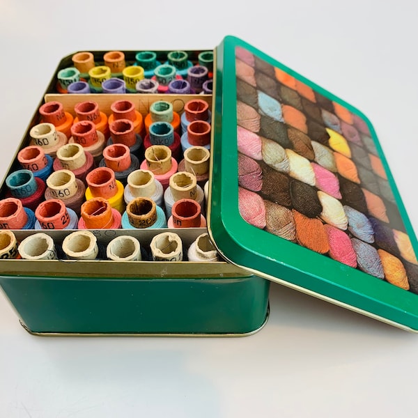 millésime de différentes couleurs 56 bobines de fils avec boîte à coudre de l’ère soviétique bobines de fil de coton URSS fils de collection