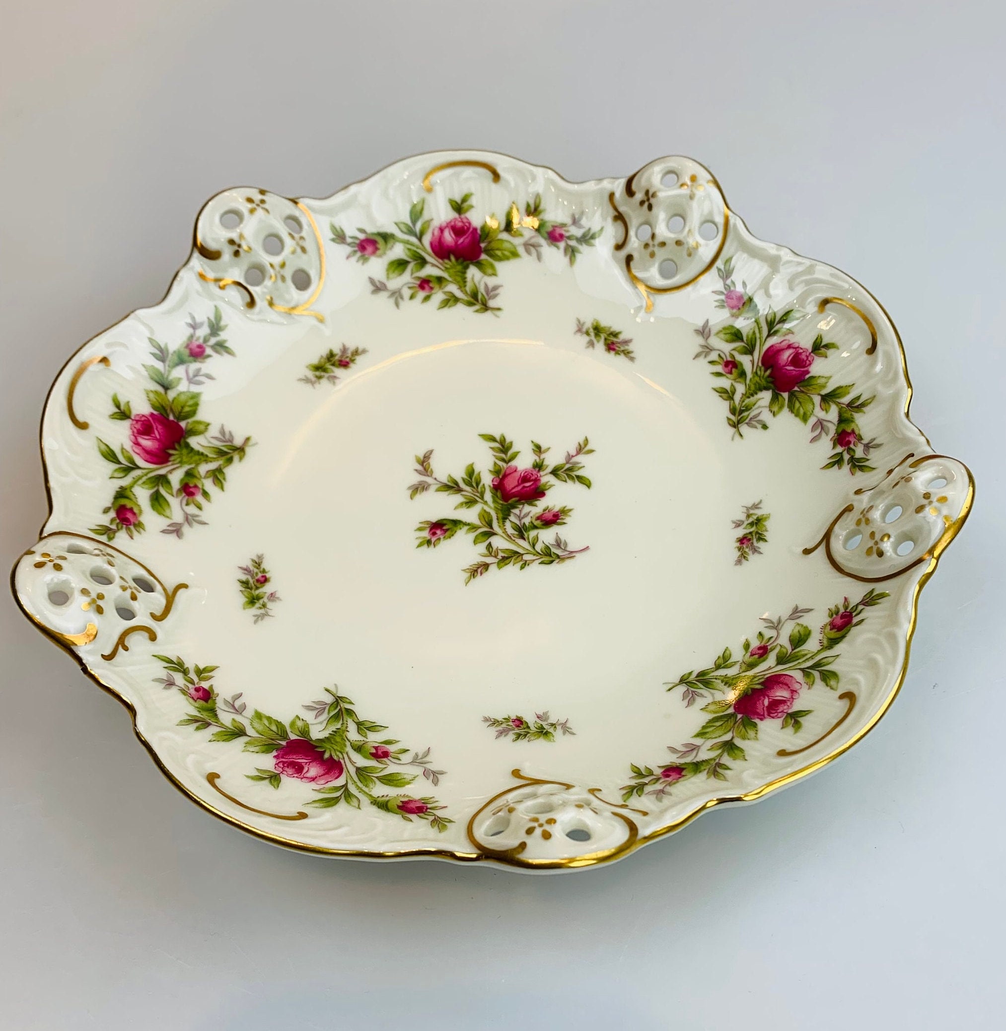 飾り皿 ROSENTHAL  CLASSIC ROSE COLLECTION Rosenthal Group Classic Rose Collection Plate. For Sale at