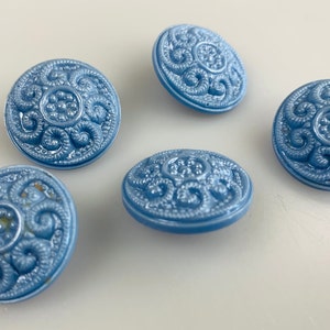 Set vintage di 5 bottoni in vetro Set di toni blu chiaro di cinque pulsanti 1960