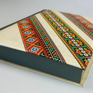 Caja de almacenamiento de fotos soviéticas vintage Caja de tesoros de cartón Caja grande en forma de libro con motivos étnicos decorados Cubierta Recuerdo de la era soviética