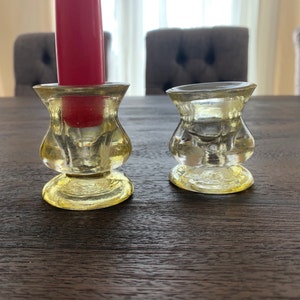 Vintage jaren 1950 geëtst geperst glas kandelaar paar gele depressie kandelaar houders set van 2 kleine glazen kandelaars