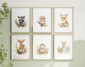 Peut inclure: Ensemble de six illustrations à l'aquarelle représentant des animaux de la forêt, notamment un raton laveur, un hibou, un renard, un cerf, un hérisson et un lapin. Chaque animal est représenté dans un style fantaisiste avec des couleurs douces et des détails délicats.