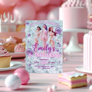 以下が含まれることがあります： ピンク色の誕生日パーティーのシーン。ケーキ、カップケーキ、誕生日招待状があります。招待状には「エミリーの6歳の誕生日」と日付と時間が書かれています。招待状には、ピンク色の衣装を着た3人の漫画のキャラクターが描かれています。