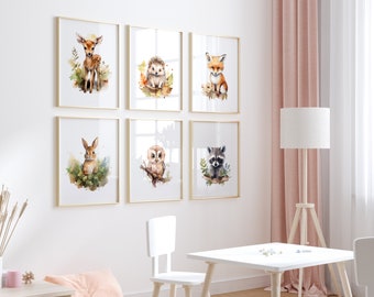 Peut inclure: Six peintures à l'aquarelle encadrées d'animaux de la forêt, dont un cerf, un hérisson, un renard, un lapin, un hibou et un raton laveur. Les peintures sont disposées en grille sur un mur blanc.