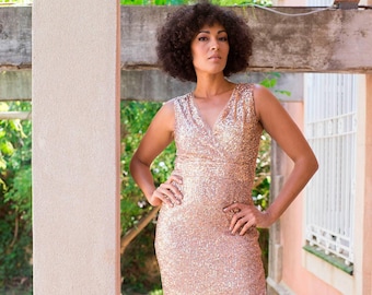 Abito lungo con paillettes color oro rosa: elegante abito formale con gambe scoperte
