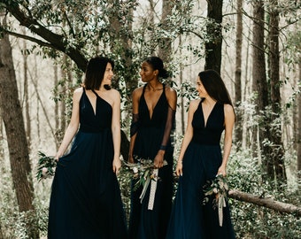 Langes blaues Abendkleid mit marineblauem Tüllüberrock, langes blaues Infinitykleid, blaues Infinity-Brautjungfernkleid, Abnehmbarer marineblauer Tüllüberrock.