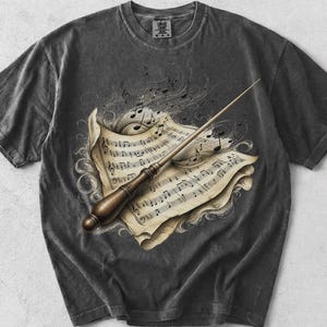 交響楽団指揮者用バトンTシャツ – 楽譜柄コットンTシャツ