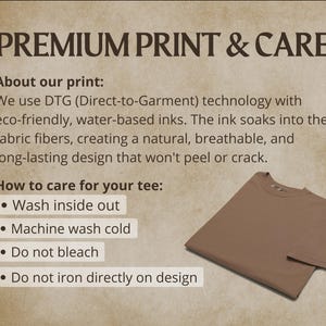 Pode incluir: Uma t-shirt bege ao lado de um texto intitulado PREMIUM PRINT & CARE. O texto explica a tecnologia de impress&atilde;o DTG com tintas ecol&oacute;gicas e fornece instru&ccedil;&otilde;es de cuidado: lavar do avesso, lavar &agrave; m&aacute;quina a frio, n&atilde;o usar lix&iacute;via, n&atilde;o passar a ferro diretamente sobre o design.