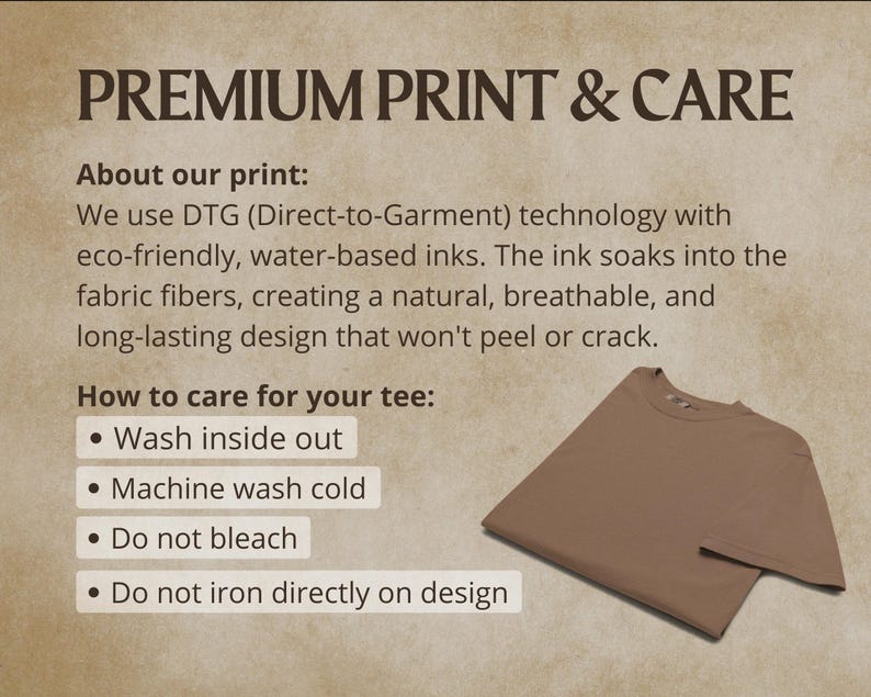 Pode incluir: Uma t-shirt bege ao lado de um texto intitulado PREMIUM PRINT & CARE. O texto explica a tecnologia de impress&atilde;o DTG com tintas ecol&oacute;gicas e fornece instru&ccedil;&otilde;es de cuidado: lavar do avesso, lavar &agrave; m&aacute;quina a frio, n&atilde;o usar lix&iacute;via, n&atilde;o passar a ferro diretamente sobre o design.