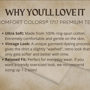 Pode incluir: Um gr&aacute;fico informativo bege com texto castanho escuro intitulado WHY YOU'LL LOVE IT COMFORT COLORS 1717 PREMIUM TEE. Lista caracter&iacute;sticas incluindo algod&atilde;o 100% ring-spun ultra macio, um visual vintage tingido e um ajuste relaxado da t-shirt.