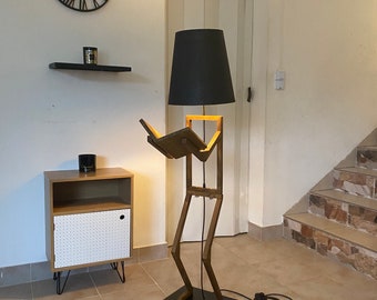 Lampada da terra di design Bonhomme in legno lavorato artigianalmente al 100%.