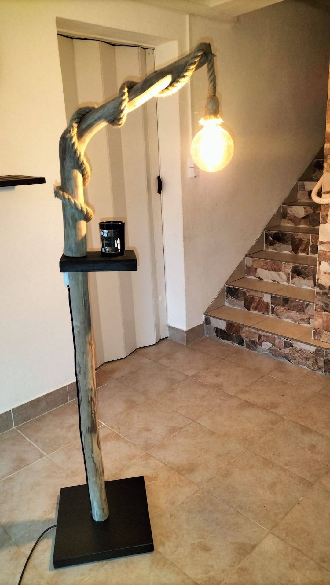 On crée une lampe unique avec du bois flotté Pour réaliser