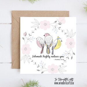 Jehovah hecht veel waarde aan je, vogeltrio aanmoedigingskaart gebaseerd op Mattheüs 10:31, JW wenskaart, JW denkend aan jou, sympathiekaart 081