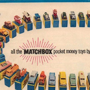 Może przedstawiać: Kolekcja zabawek Matchbox pocket money firmy Lesney, ułożonych w półokręgu. Obraz przedstawia różne miniaturowe pojazdy, takie jak ciężarówki i samochody, każdy na niebiesko-żółtym pudełku. Widoczny jest tekst "MATCHBOX".