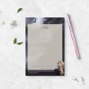 Könnte beinhalten: Ein schwarzer und grauer Notizblock mit einem dunklen, stürmischen Himmel und einem Grafikmotiv mit fliegenden Fledermäusen. Der Notizblock hat linierte Seiten zum Schreiben von Notizen. Der Text "notes" ist in Weiß auf den Notizblock gedruckt. Am unteren Rand des Notizblocks befindet sich ein Zitat: "You have found your peace, you have felt the moment, ability to love."