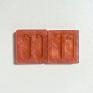 Peut inclure: Deux moules en silicone rose pour la fabrication de boucles d'oreilles en résine. Un moule a deux formes ovales avec un trou en haut, l'autre moule a deux formes rectangulaires.