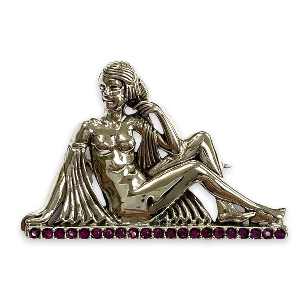 Dame assise de style Art déco avec broche en pierres rubis/émeraude en argent sterling 925