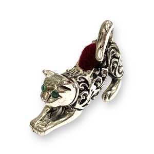 Victorian Style Collectable Filigree Pattern Cat with Emerald Eyes Pin Cushion 925 Sterling Silver Sewing Needle