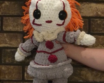 Jumbo gehaakte clown slasher knuffel: knuffelige rode ballon-horrorpop