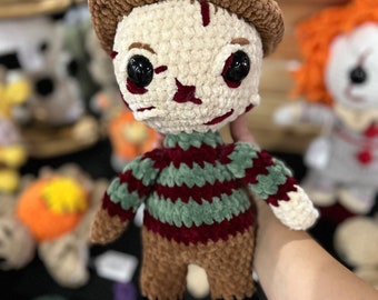 Gehaakte Slasher-knuffel: knuffelige horrorpop, Nightmare Slasher