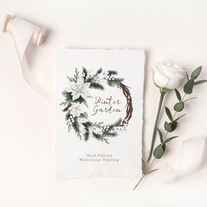 Op de afbeelding: Een aquarel schilderij van een winterkrans met witte kerststerren, dennentakken en bessen. De krans is op een witte achtergrond met de tekst "Winter Garden" en "Hand Painted Watercolor Painting".