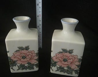 Par de jarrones japoneses vintage con flores de peonía rosa y cerámica blanca estilo MCM Chinoiserie
