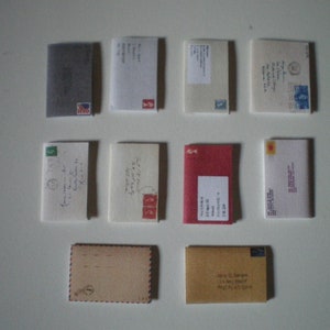 Accesorios en miniatura para casas de muñecas: cartas y sobres