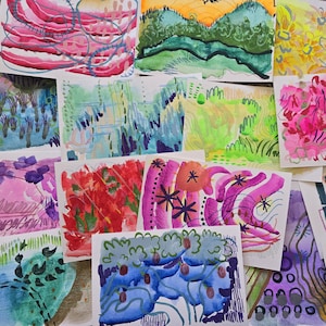 Dipinti astratti con tecniche miste su carta da cartolina, piccole opere d'arte originali da parete, illustrazioni a matita colorata, acquerello e guazzo.
