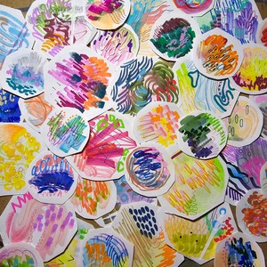 Può includere: Una collezione di pezzi d'arte astratta colorati, ognuno con un design e uno schema unici. Le opere d'arte sono dipinte su carta e presentano una varietà di colori, tra cui rosso, blu, verde, giallo e arancione.