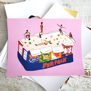 Peut inclure: Un fond rose avec une illustration colorée d'une boîte de céréales. La boîte est remplie d'une substance blanche et a une variété de morceaux de céréales colorés sur le dessus. Il y a de petites figurines de personnes sur le dessus des céréales, et la boîte dit "What's in the box? Fun Pack".