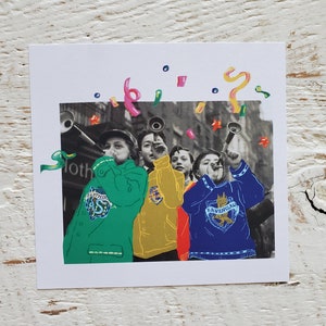 Peut inclure: Quatre enfants portant des pulls de la maison Poudlard soufflent dans des cornes de fête sur une photo en noir et blanc. La photo est entourée de confettis et de serpentins colorés. Les pulls sont vert, jaune, rouge et bleu avec les armoiries de la maison.