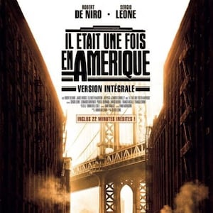 Peut inclure: Affiche de film pour le film "Il était une fois en Amérique" avec Robert De Niro et Sergio Leone. L'affiche montre une vue d'un pont à New York avec le titre du film en grandes lettres audacieuses.