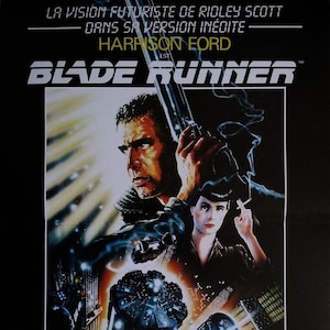 以下が含まれることがあります： ハリソン・フォード主演の映画「ブレードランナー」のポスター。未来都市の風景が背景に描かれている。ポスターのテキストは「La vision futuriste de Ridley Scott dans sa version inedite Harrison Ford est Blade Runner」です。