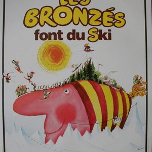 Może przedstawiać: Plakat do filmu w stylu vintage dla "Les Bronzés font du Ski" przedstawia fantazyjną ilustrację. Plakat przedstawia duże różowe stworzenie z żółtymi i czerwonymi paskami, narciarzy, słońce i tekst w kolorze żółtym i brązowym.