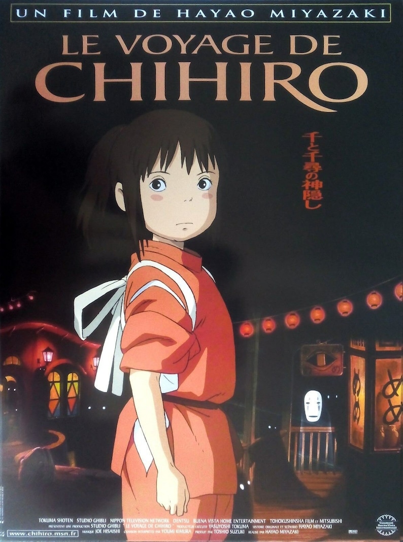 Puede incluir: Un p&oacute;ster de pel&iacute;cula para la pel&iacute;cula animada "El viaje de Chihiro" (Sen to Chihiro no Kamikakushi) de Studio Ghibli. El p&oacute;ster presenta a una joven con cabello largo y oscuro que lleva un kimono rojo y blanco de pie frente a un edificio de estilo japon&eacute;s con linternas rojas. El texto japon&eacute;s en el p&oacute;ster dice "Sen to Chihiro no Kamikakushi".