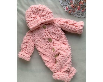 Handgemaakte gebreide babyromper – roze pasgeboren jumpsuit – zachte gehaakte overall – outfit voor babymeisje – douchecadeau – hypoallergene romper met capuchon